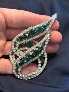 VINTAGE - Emerald Teardrop Crystal Brooch - Green & Silver Statement Pin